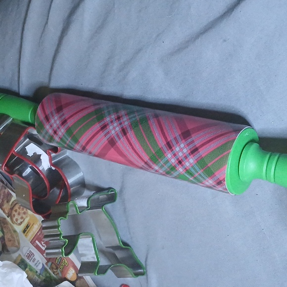 Holiday Bake Set Pin and Cookie Cutters - Picture 8 of 8